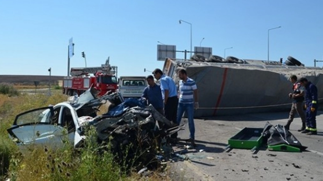 Otomobil Ve Tır Çarpıştı: 3 Ölü, 2 Yaralı