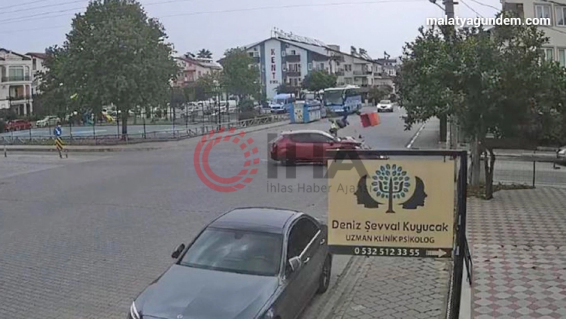 Otomobilin çarptığı motosiklet sürücüsü havada takla attı