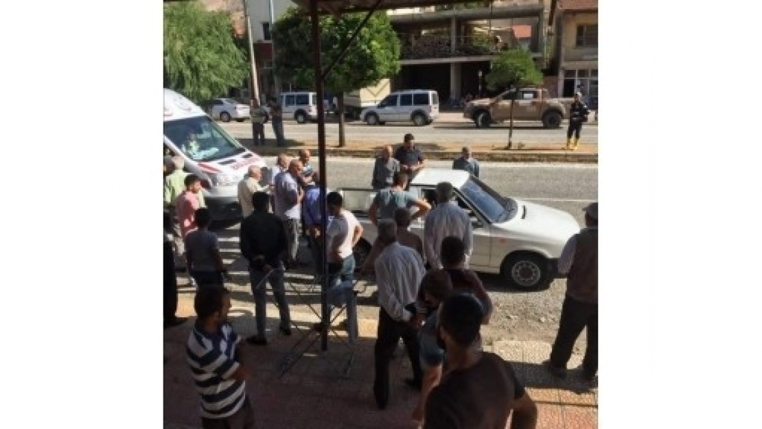 Otomobilin Çarptığı 2 Kişi Yaralandı