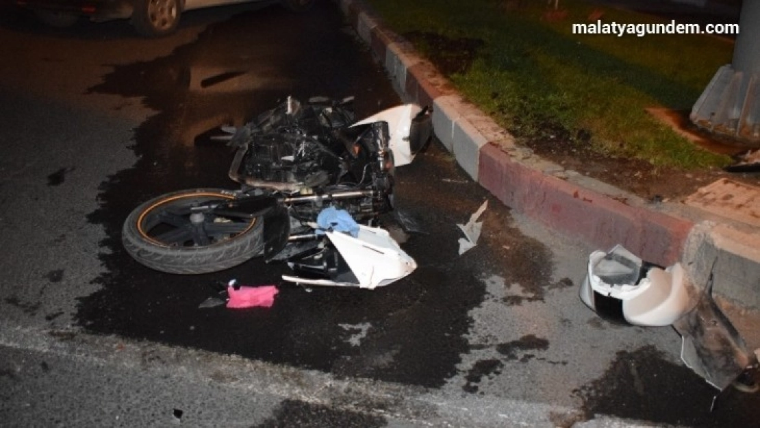 Otomobille çarpışan motosiklet hurdaya döndü 1 kişi yaralandı