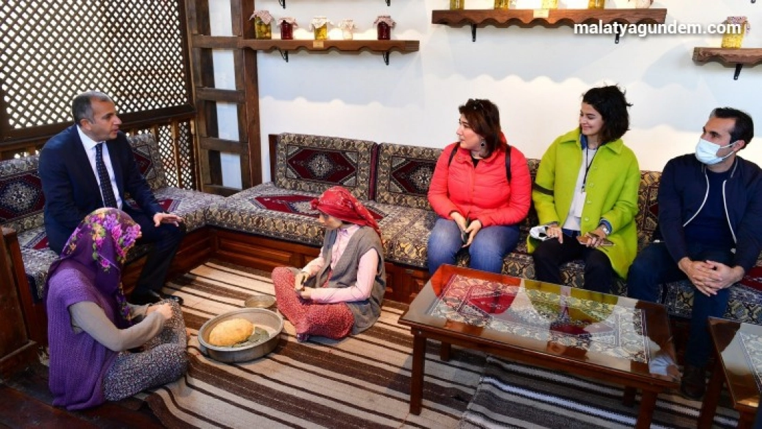 Oyuncular ve jüri üyeleri konakları gezdi