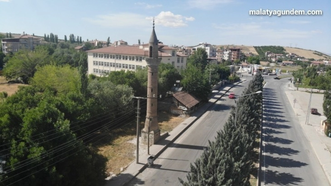 Camisi yıkılan yalnız minare, zamana meydan okuyor