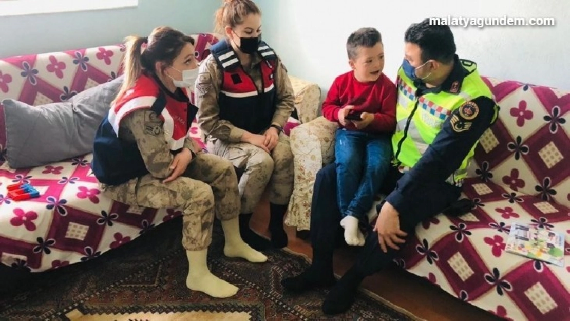Özel çocuklara jandarmadan hediye