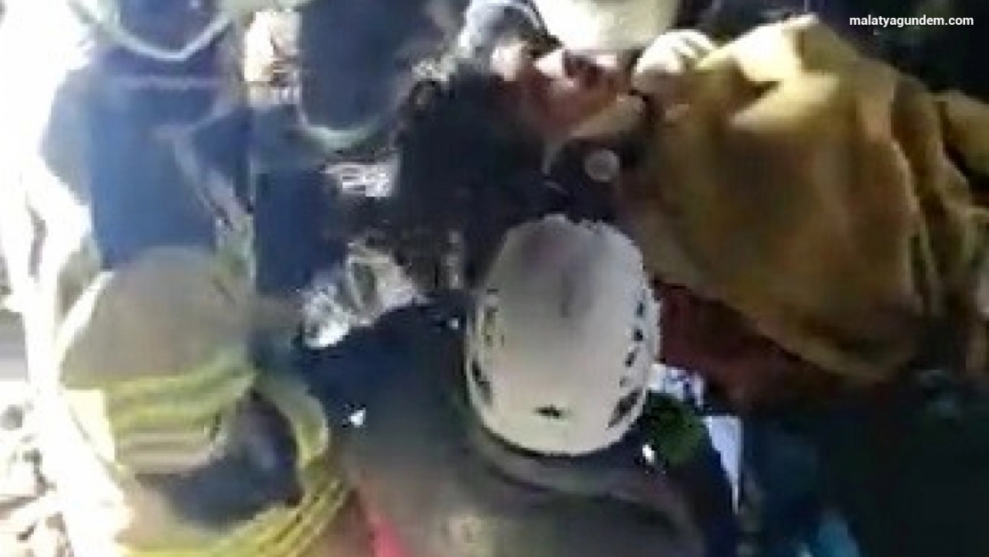 PAK ekipler genç kadını alkışlarla enkazdan çıkardı