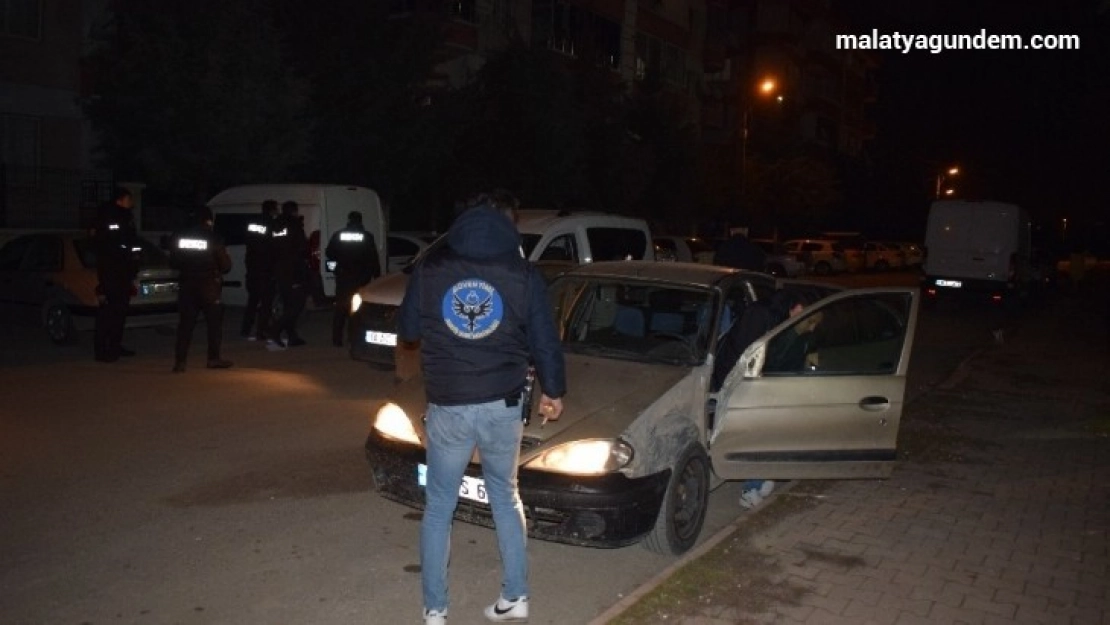 Polisin 'dur' ihtarına uymayan sürücü otomobili bırakıp kaçtı