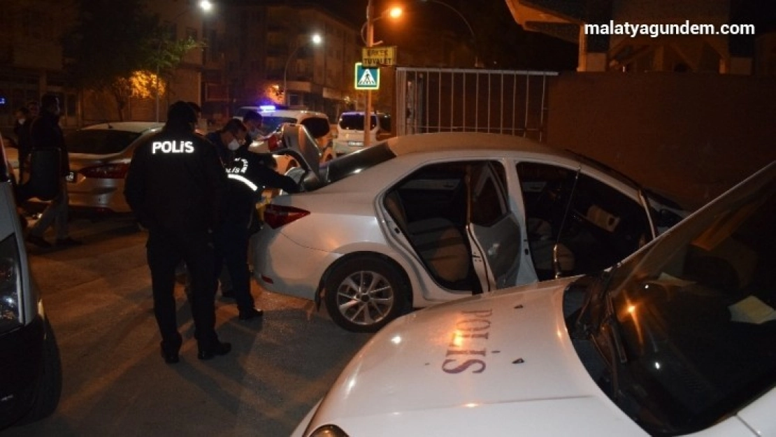 Polisin dur ihtarına uymayan sürücü otomobili bırakıp kaçtı