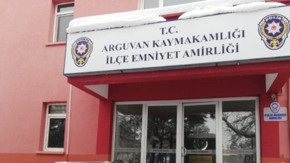 Polisten Kedi Şefkati
