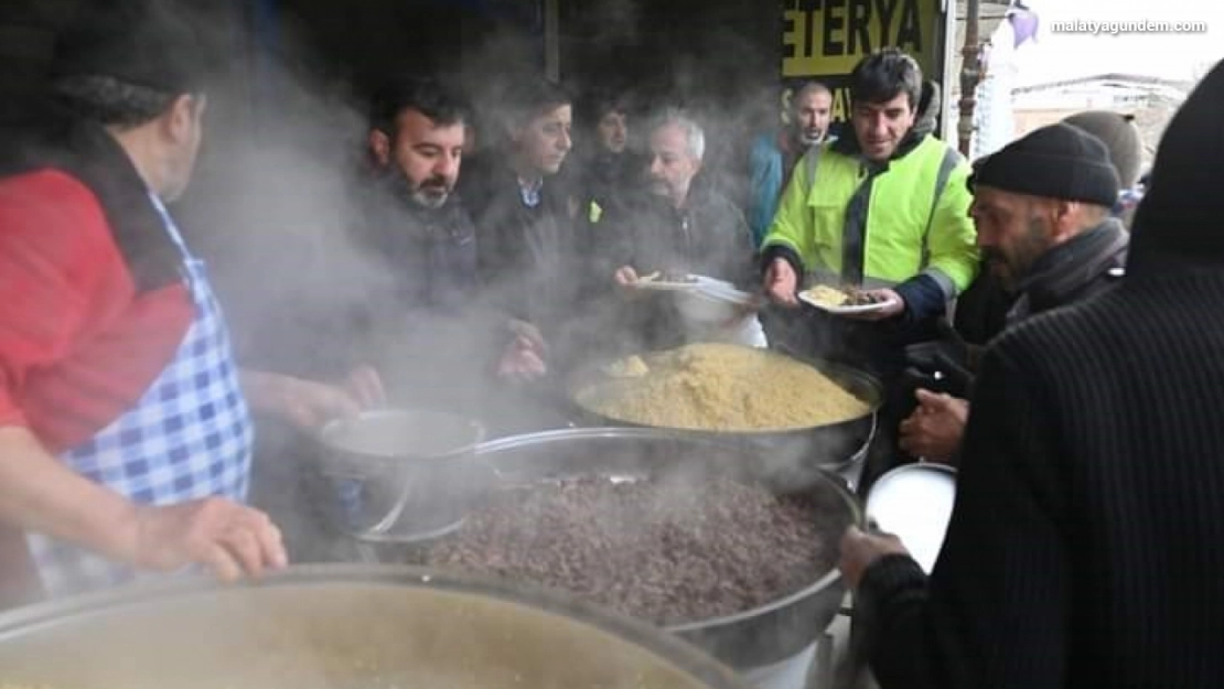 Pütürge Belediyesinden depremzedelere günlük sıcak yemek