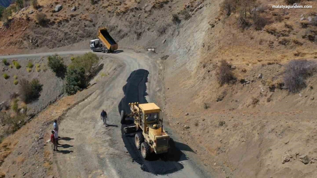 Pütürge ilçesinde yol iyileştirme çalışmaları sürüyor