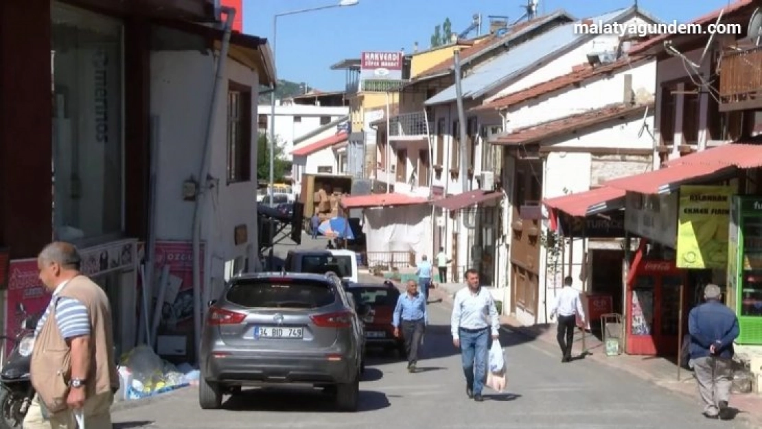 Deprem konutlarının biran önce bitmesini bekliyor