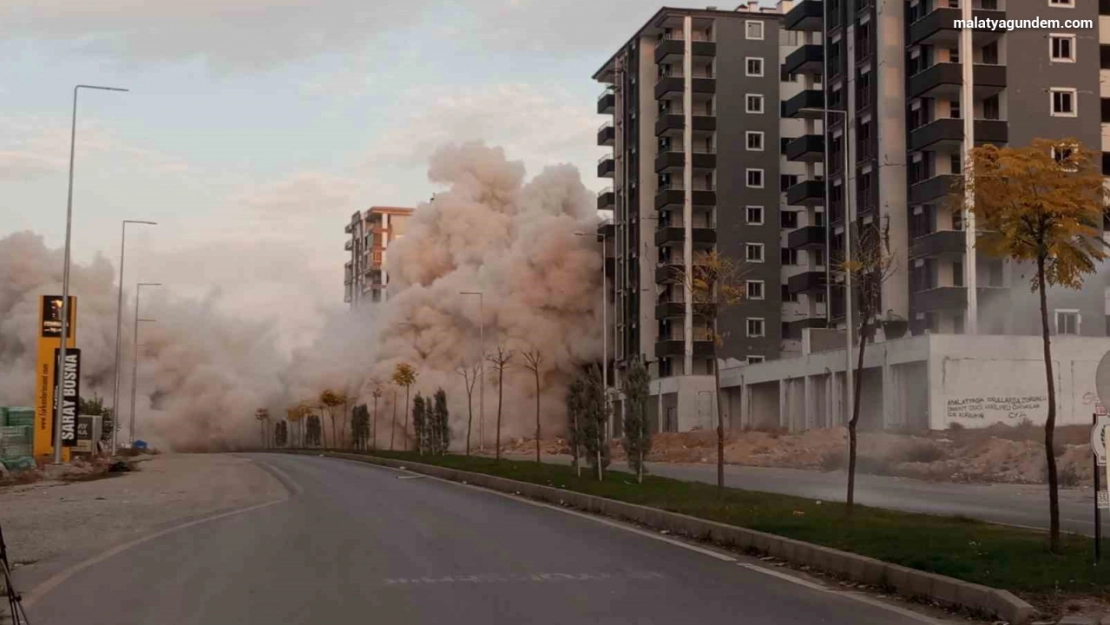 Raylı sistemli olduğu belirtilerek satılan yeni bina depremde hasar görünce patlayıcı ile yıkıldı