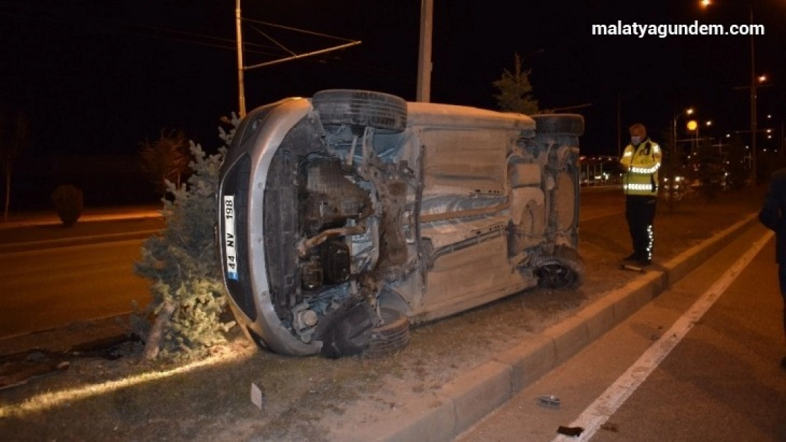 Refüje çarpan otomobil takla attı: 1 yaralı