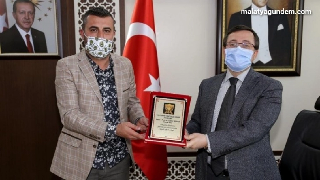 Rektör Kızılay'a Malatyaspor taraftarlarından onursal üyelik