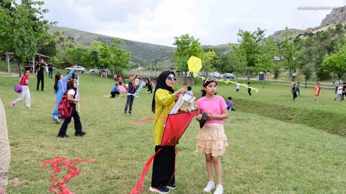Rengarenk uçurtmalar Beydağı'nda gökyüzüyle buluştu