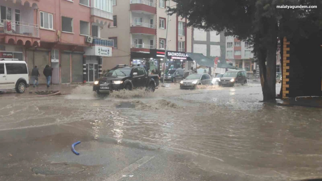 Sağanak yağış Malatya'da sokakları göle çevirdi