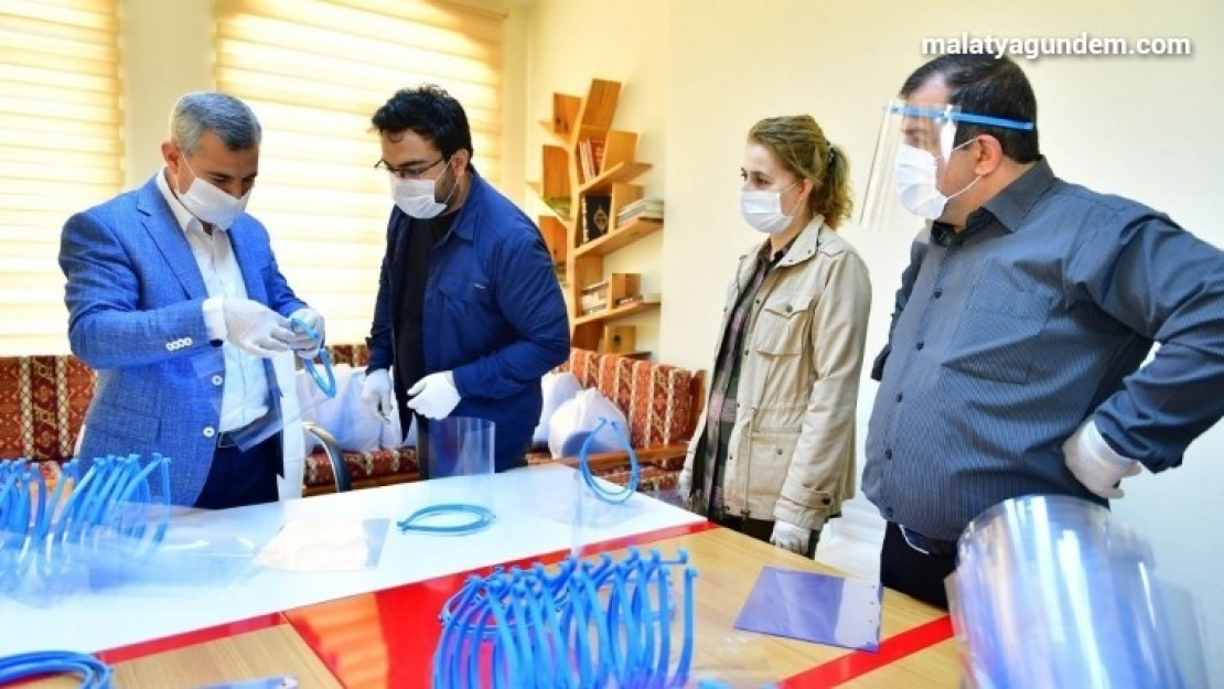 Sağlık çalışanları için siperli maske üretiyorlar