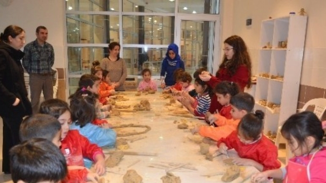 Sanat Galerisi'ne Öğrenci İlgisi