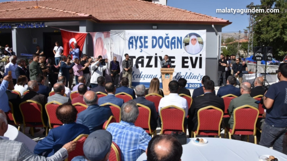 Sanatçı Latif Doğan'dan annesi adına taziye evi