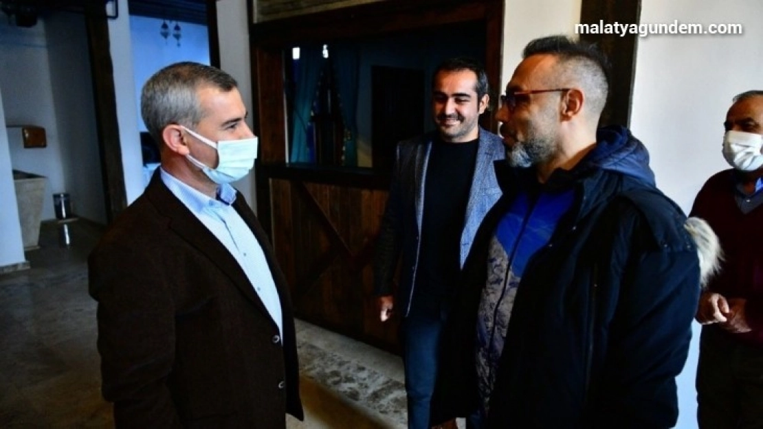 Sanatçı Umut Oğuz, tarihi Yeşilyurt Konaklarına hayran kaldı