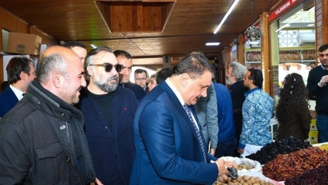 Sanatçılar Kayısı Pazarında
