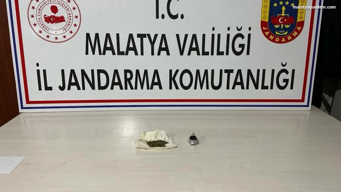 Şantiye bekçisi uyuşturucu kullanırken yakalandı