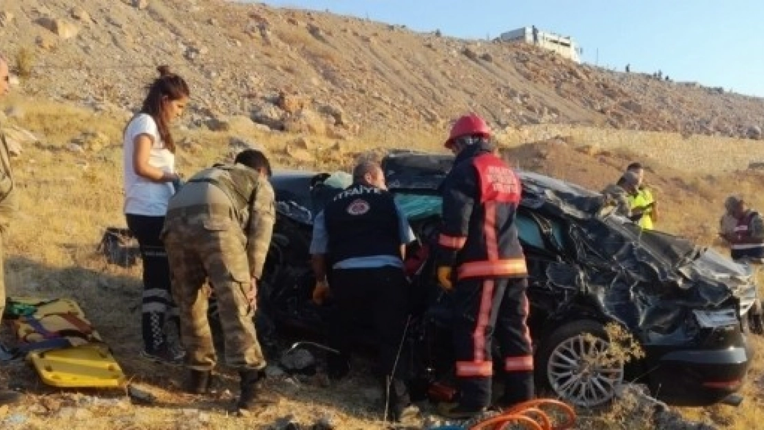 Şarampole Yuvarlanan Araçtaki 3 Kişi Yaralandı