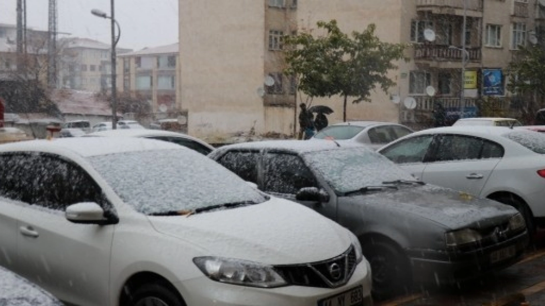 Şehir Merkezine Yılın İlk Karı Yağdı