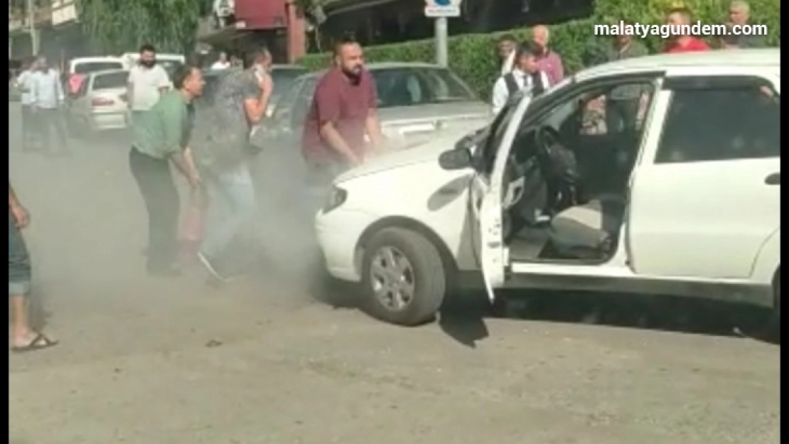 Seyir halindeki araç alev aldı, sürücünün yardımına vatandaşlar koştu
