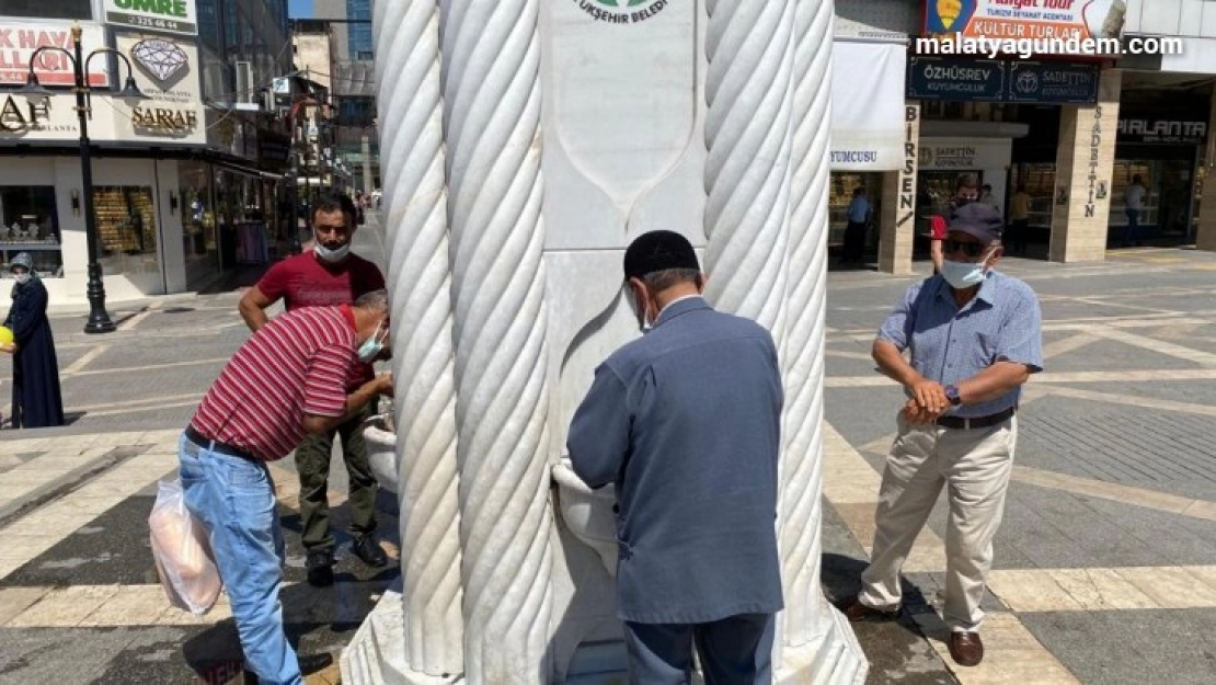 Sıcaktan bunalan vatandaşlar çeşme başında serinliyor