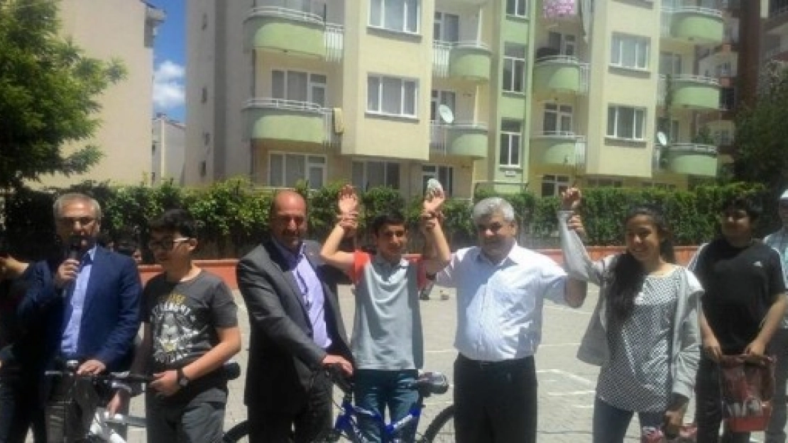 Soruların Tamamını Doğru Cevaplayanlara Bisiklet Hediye Edildi