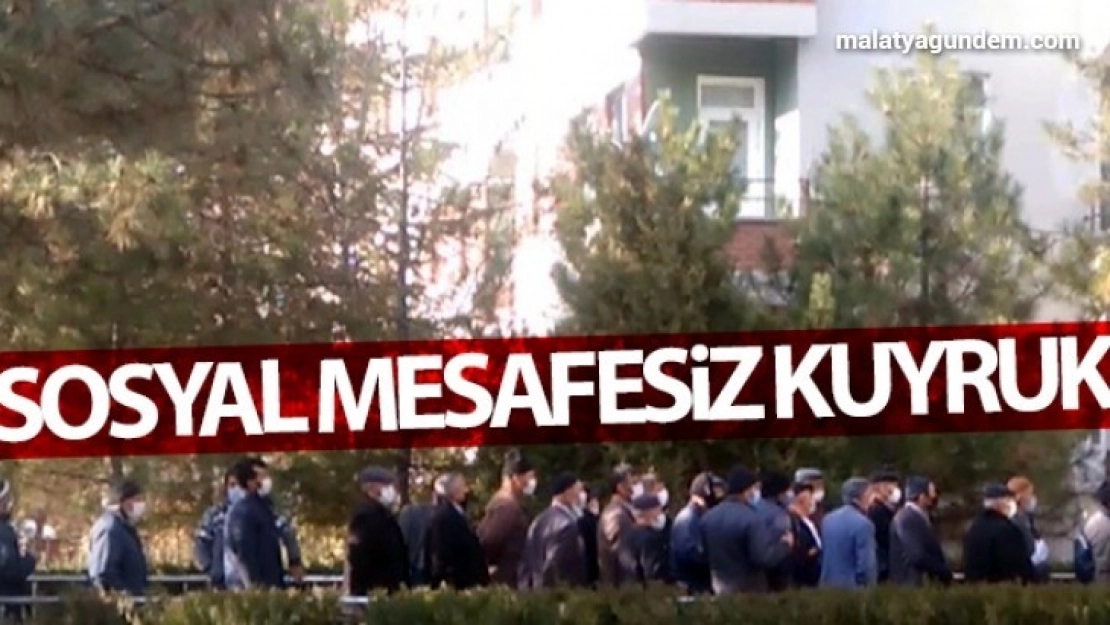 Sosyal mesafesiz kuyruk pes dedirtti
