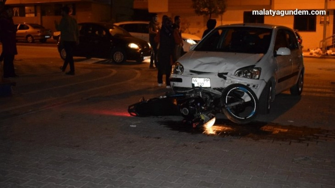 Motosiklet, otomobilin altında kaldı 1 yaralı