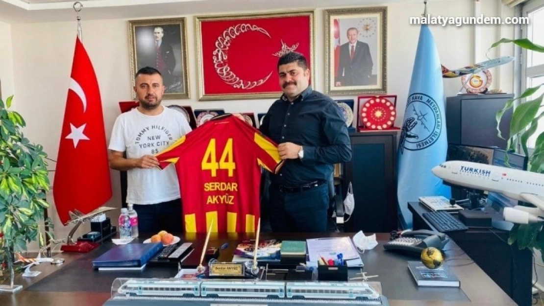 Taraftarlardan havaalanı müdürüne hayırlı olsun ziyareti