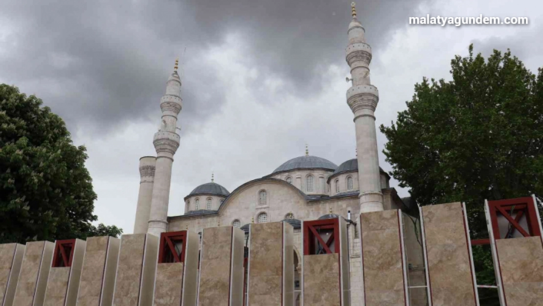 Tarihi cami avlusunda yapılan beton bloklar tartışma konusu oldu