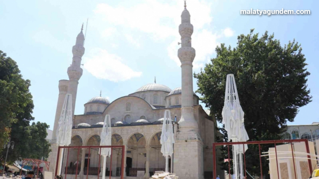 Tarihi cami avlusunda yapılan beton bloklar kaldırıldı