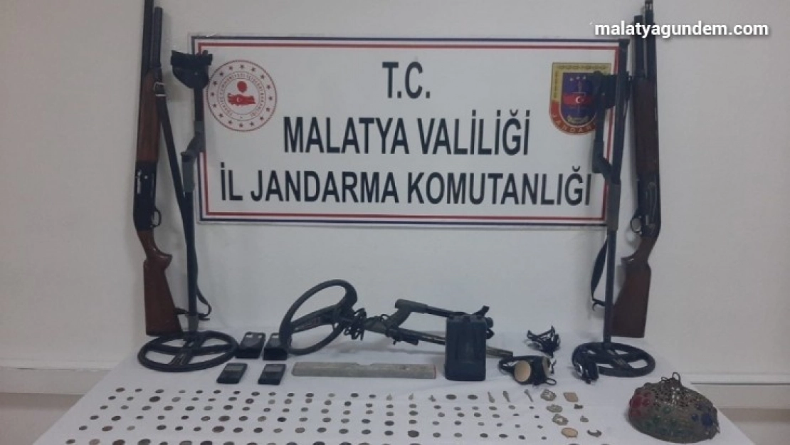 Tarihi sikke ve silahlar ele geçirildi