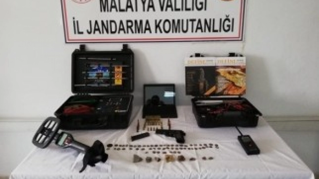 Tarihi Eserler Ve Silah Ele Geçirildi