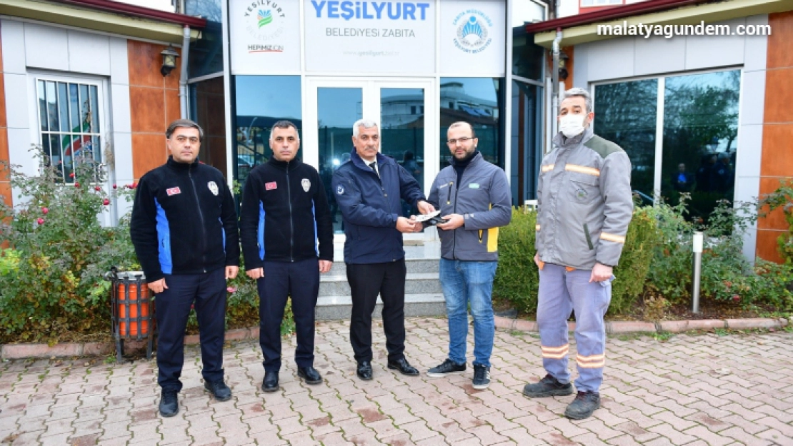 Temizlik görevlisi, yerde bulduğu cüzdanı sahibine teslim etti