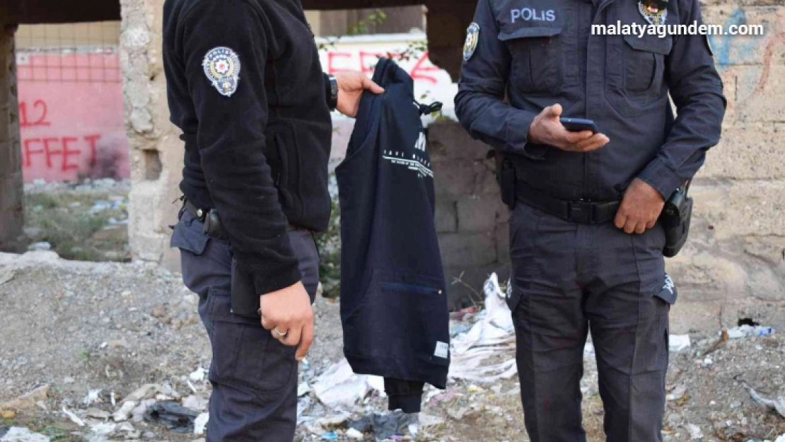 Ters kelepçeli adliyeye götürülürken polisin elinden kaçtı