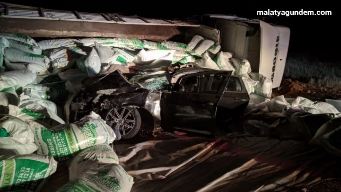 Tır otomobilin üzerine devrildi: 1 ölü