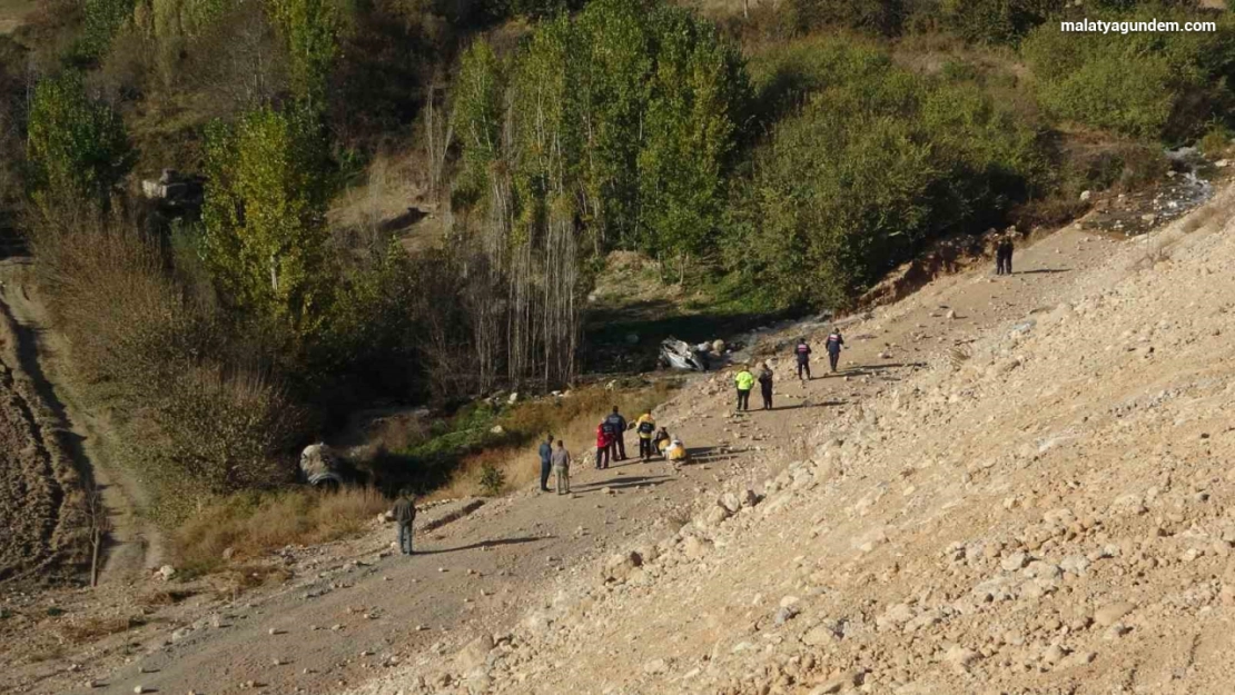 Trafiğe kapalı yola giren araç dere yatağına uçtu: 1 ölü