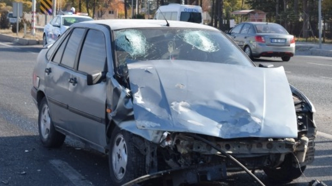 Otomobiller Çarpıştı 3 Yaralı