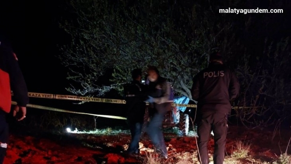 Traktör ile ağaç arasına sıkışarak hayatını kaybetti