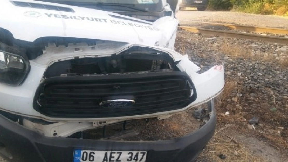 Tren Kamyonete Çarptı, 1 Yaralı
