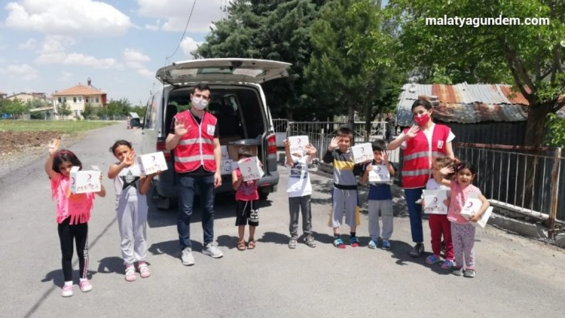 Türk Kızılayı maske dağıttı