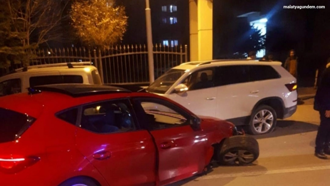 Üç aracın karıştığı kazada 2 kişi yaralandı
