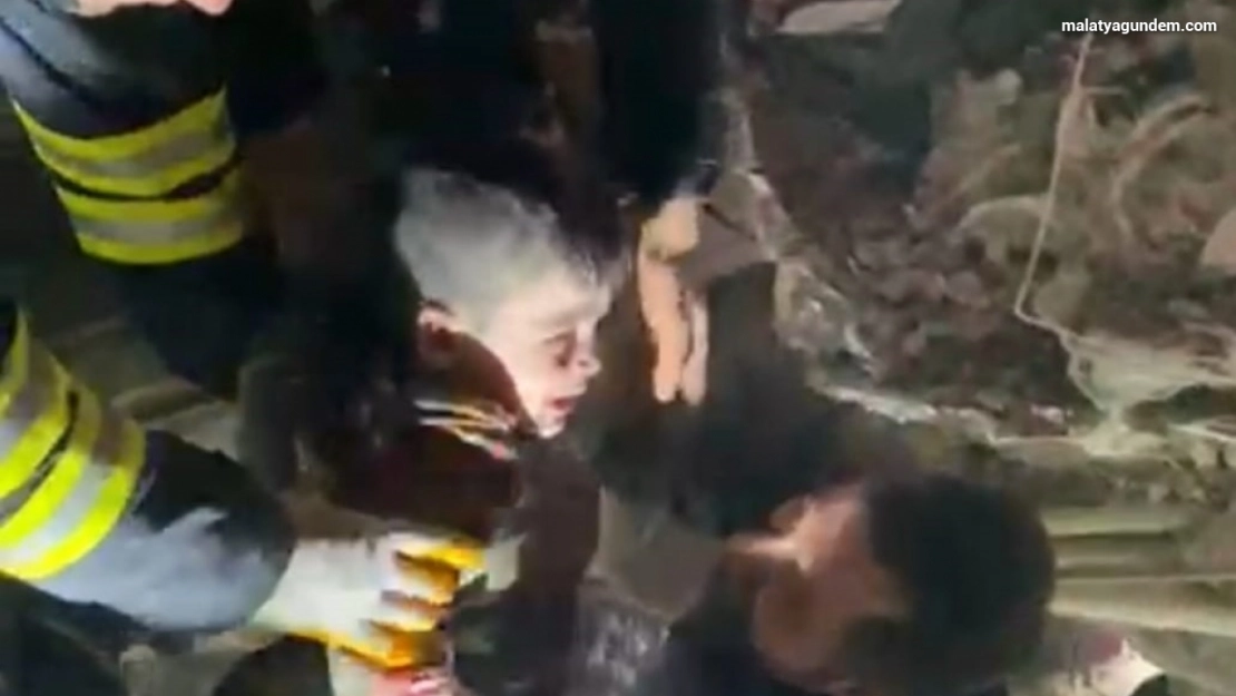 Üç yaşındaki Miran, 22 saat sonra enkazdan sağ kurtuldu