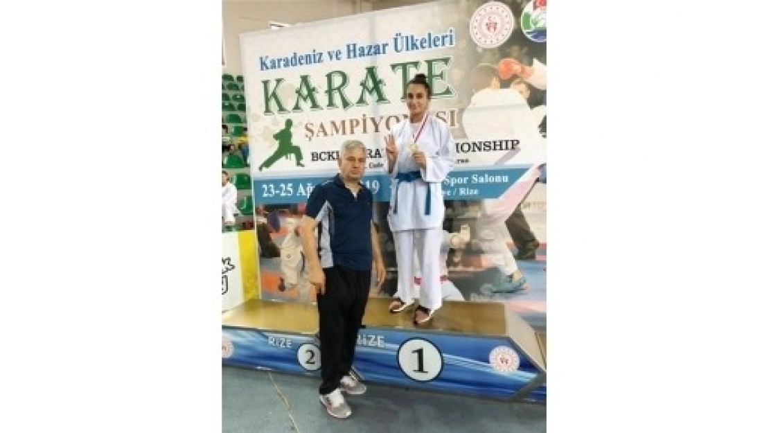 Uluslararası Karate Şampiyonasında Birinci Oldu