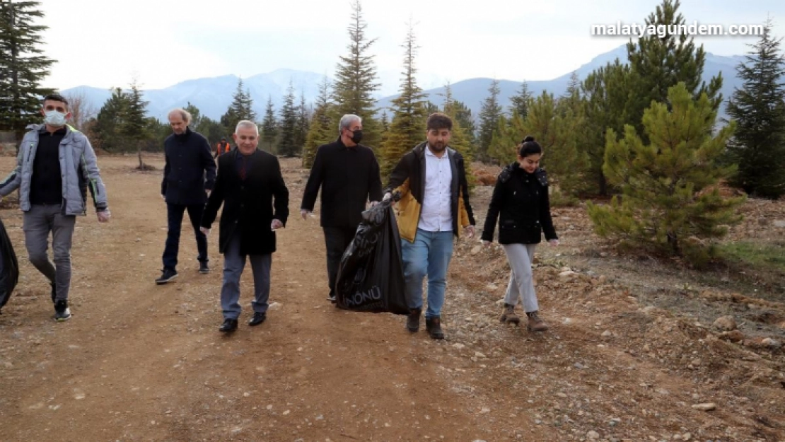 Üniversite öğrencileri atık topladı