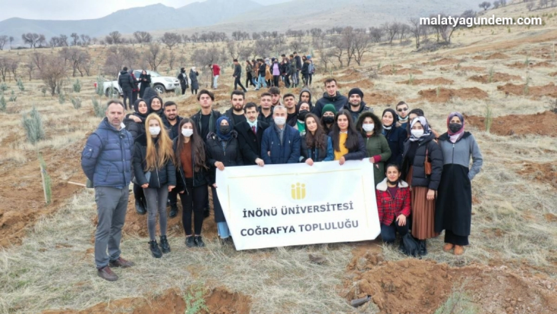 Üniversite öğrencileri fidan dikti